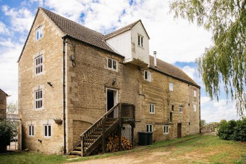 Fletland Mill and Holiday Hamlet - 18th century watermill, in stunning location near Stamford