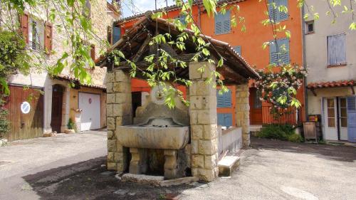 ที่เที่ยวใกล้ที่พัก, Charmant appartement dans maison de village in กราส