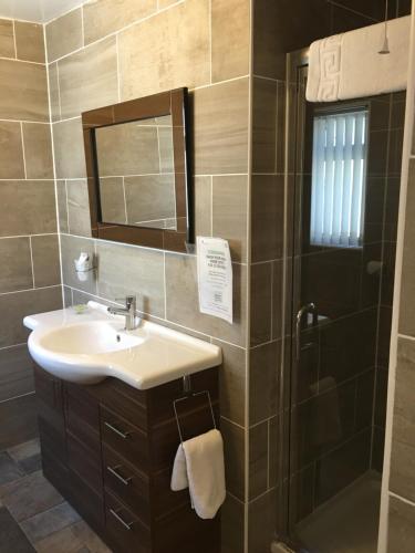 Glenheath Hotel - image 11