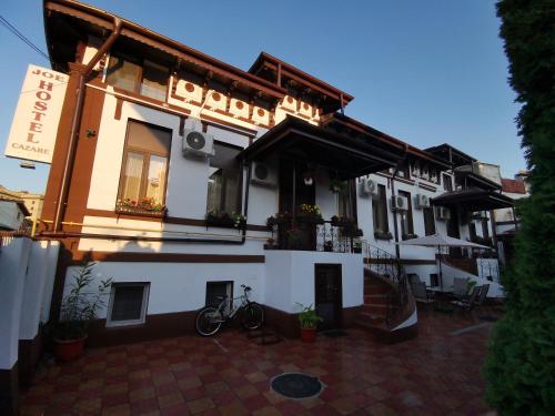 Joe Hostel, Bukurešť