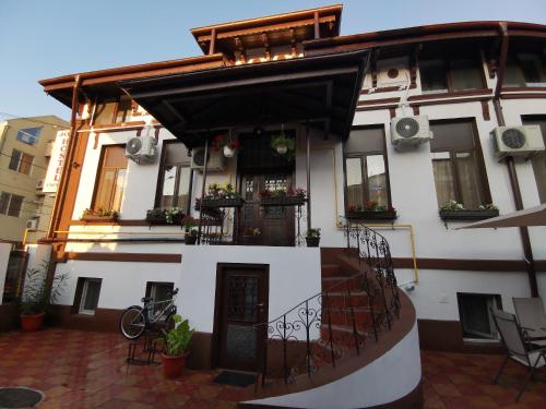 Joe Hostel - image 3