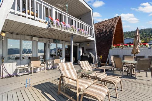 Dock's End Floating Home - main image