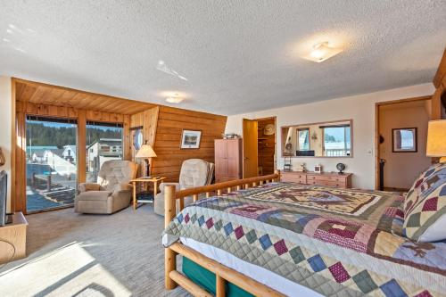 Dock's End Floating Home - image 9