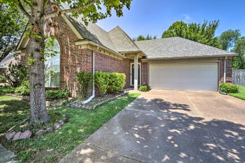 Memphis House with Yard 25 Minutes to Beale Street! in Memphis, USA