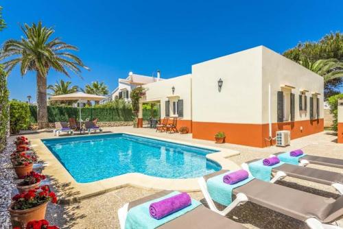Cala Blanca Villa Sleeps 6 with Pool Air Con and WiFi gîte à louer Ciutadella