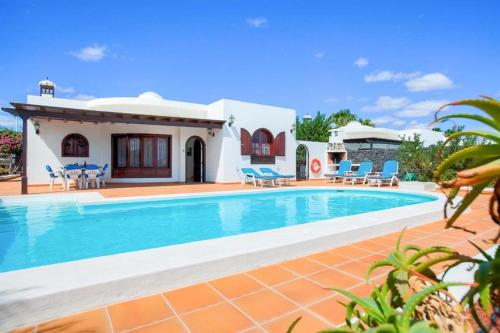 Puerto del Carmen Villa Sleeps 7 with Pool Air Con and WiFi gîte à louer Playa de los Pocillos