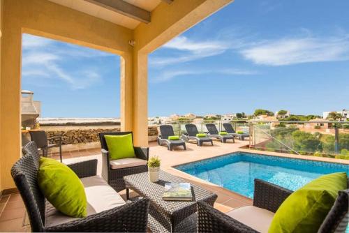 Cala Llonga Villa Sleeps 6 with Pool Air Con and WiFi gîte à louer Es Castell