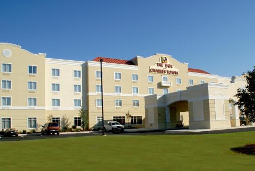 The Inn at Charles Town / Hollywood Casino - Hotel - Charles Town