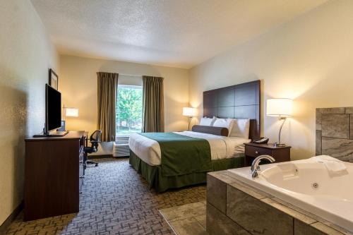 Cobblestone Hotel & Suites - Erie Room Type - King Suite with Spa Bath