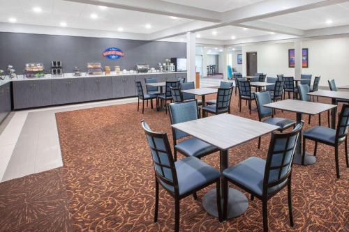 Baymont by Wyndham Grand Rapids Near Downtown - 레스토랑