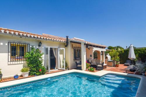 Muntanya la Sella Villa Sleeps 6 with Pool Air Con and WiFi gîte à louer Muntanya la Sella