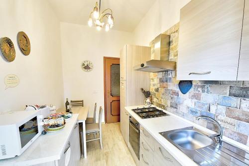 Garbatella Apartment Sleeps 3 with Air Con - image 2