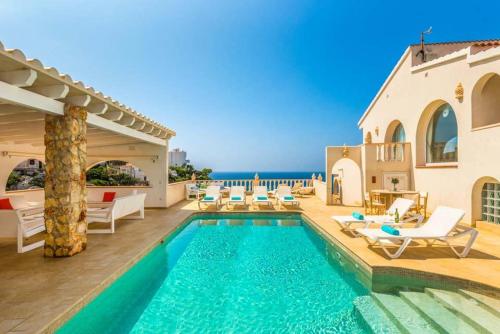 Villa in Cala en Porter Sleeps 10 with Pool Air Con and WiFi gîte à louer Cala'n Porter