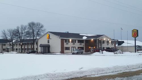 Super 8 by Wyndham Plover Stevens Point Area - Hotel - Plover