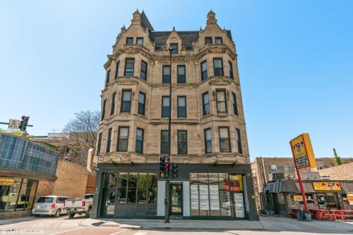 One Bed One Bath w Patio in East Lincoln Park