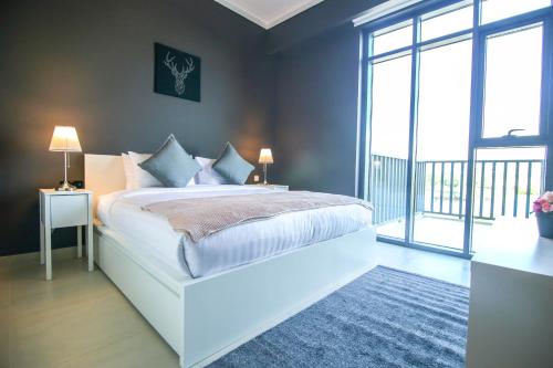 Lux BnB Vida Residences The Hills-3BDR+Maids Golf Course View - main image