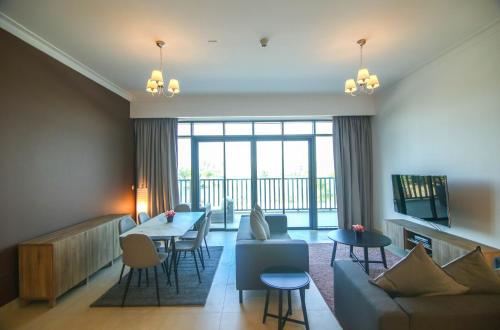 Lux BnB Vida Residences The Hills-3BDR+Maids Golf Course View