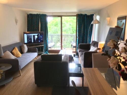 Stunning 2 Bedroom + 2 Bath + Views (city London)