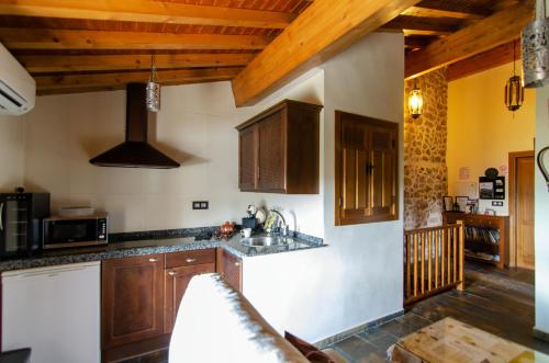 廚房, Apartamentos A Fala en San Martin de Trevejo, Batuecas 1 y Trevejo, PIzarro 24, Sierra de Gata in 巴爾貝爾德德爾夫雷斯諾