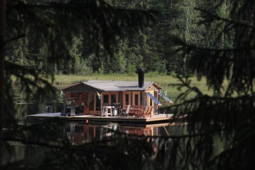 Rustika strandstugor utanför Rättvik