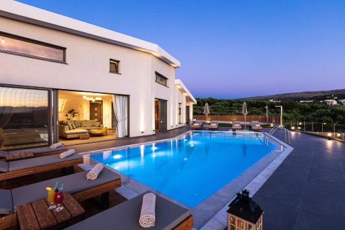 TreeTop Villa I, Private Pool, BBQ & Playground, By ThinkVilla - Location, gîte - Pangalochori