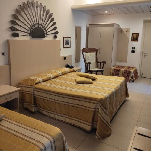 1 queen bed, 1 twin bed