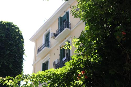 Elikon, Athènes