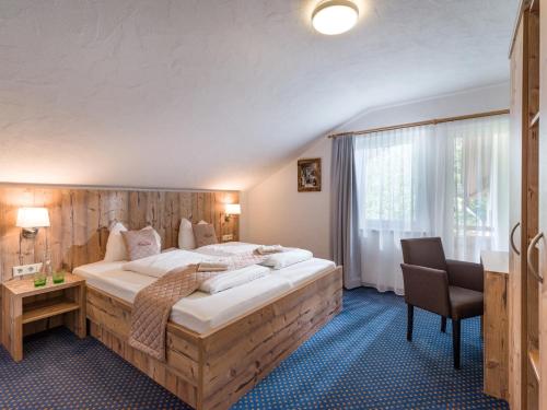 1 king bed, 2 bunk beds