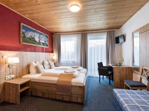 1 king bed, 1 twin bed