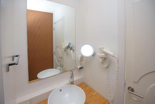 Standard Double Room image 3