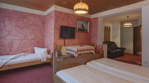 1 king bed, 1 double bed, 1 twin bed