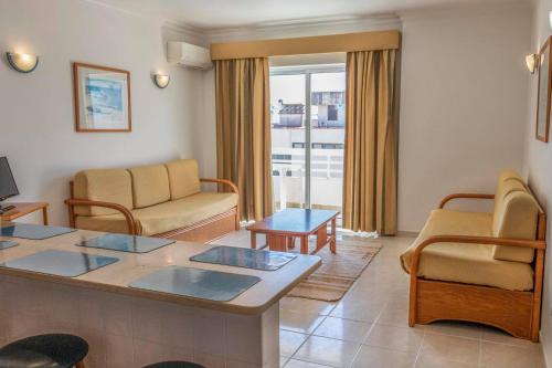 1 queen bed, 2 twin beds, 2 sofa beds