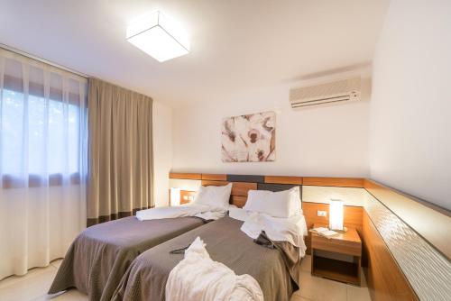 2 bedrooms, 5 beds