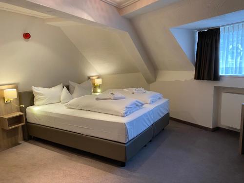 1 king bed, 1 sofa bed