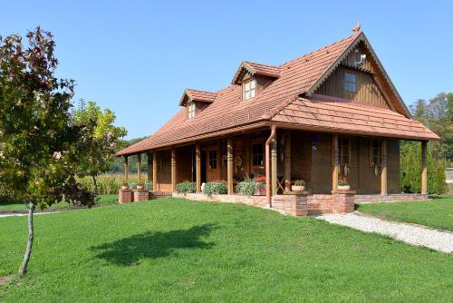 Old Oak House with pool