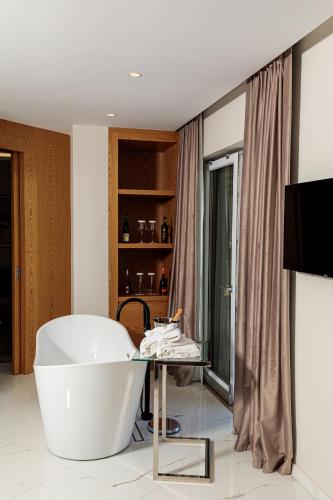 Sea View Hotel – Himarë, CA