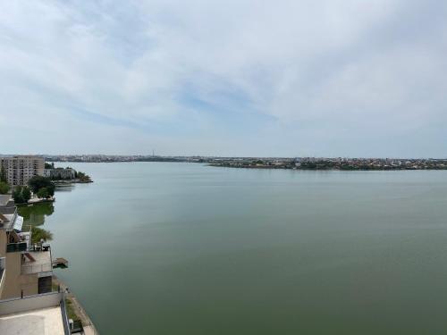 Apartment with Lake View