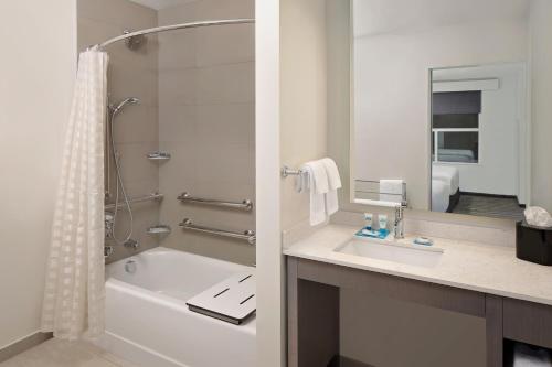 Hyatt House Irvine/John Wayne Airport - image 7
