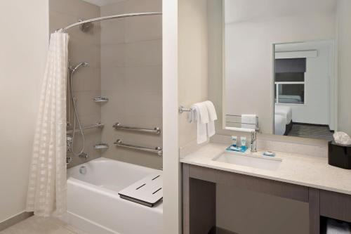 King Suite with Accessible Tub - Disability Access