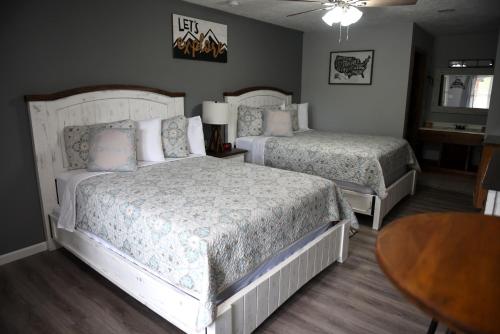 2 queen beds