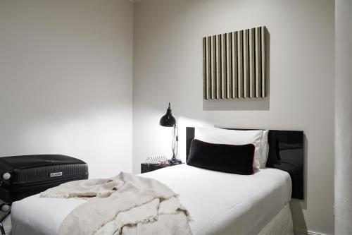 Superior One Bedroom Apartment image 2