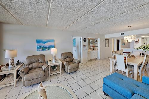 Picture-Perfect Gulf Views Pools Tennis & Sauna condo - image 2