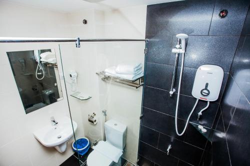 Bathroom, Friendly Hotel in Mulu