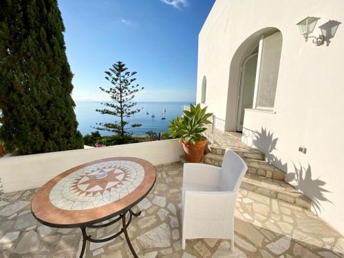 Single Room with Terrace and Sea View image 3