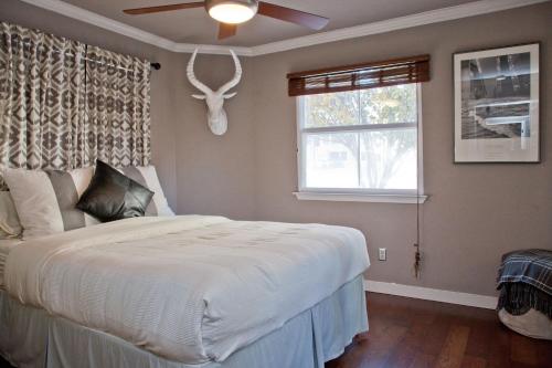 Three-Bedroom Deluxe Apartment image 6