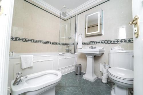 Stay in bond street - main image