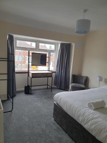 Be More Homely - Ell - An Entire North Birmingham stylish 3 Bedroom house x2 SKing Beds FREE PARKING & WIFI - image 7