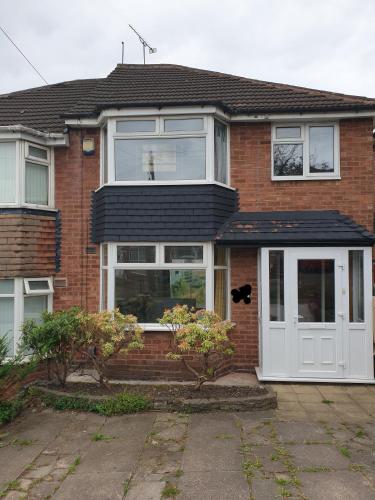 Be More Homely - Ell - An Entire North Birmingham stylish 3 Bedroom house x2 SKing Beds FREE PARKING & WIFI - image 2