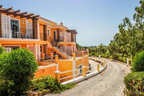 Colina da Lapa & Villas Set in a prime location of Carvoeiro, Colina Luxury Villas puts everything the city has to offer just outside your doorstep. Offering a variety of facilities and services, the property provides all yo