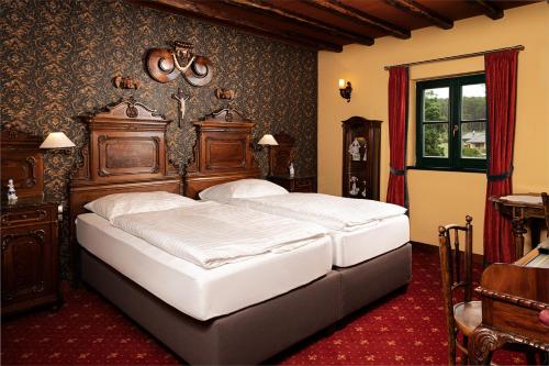1 king bed, 2 sofa beds